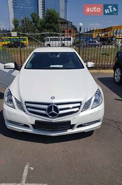 Купе Mercedes-Benz E-Class 2011 в 