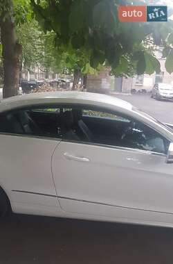 Купе Mercedes-Benz E-Class 2011 в 