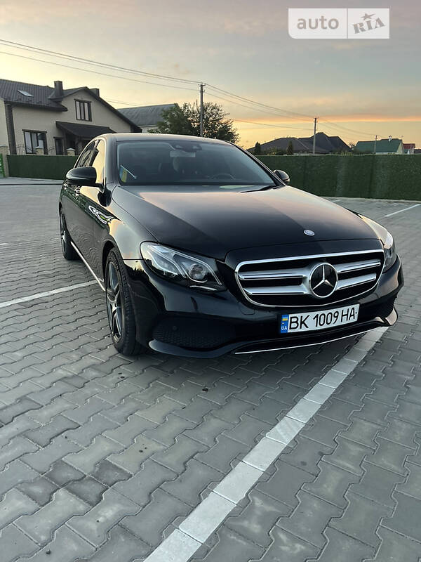 Седан Mercedes-Benz E-Class 2016 в Вараше