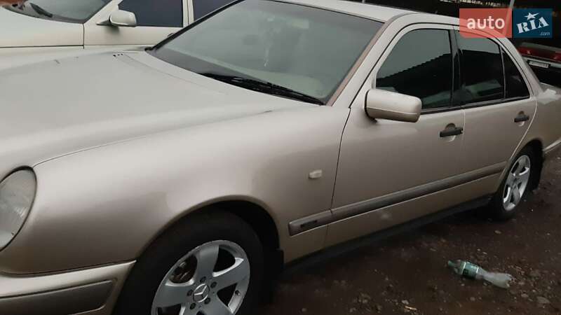 Седан Mercedes-Benz E-Class 1997 в Кременчуге