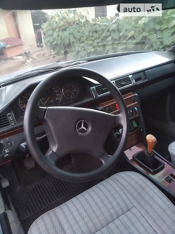 Седан Mercedes-Benz E-Class 1986 в Львове