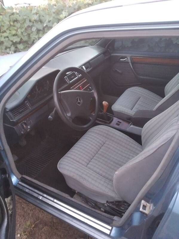 Седан Mercedes-Benz E-Class 1986 в Львове