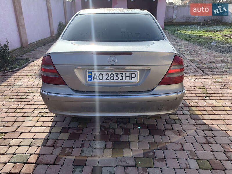 Седан Mercedes-Benz E-Class 2003 в Хусте