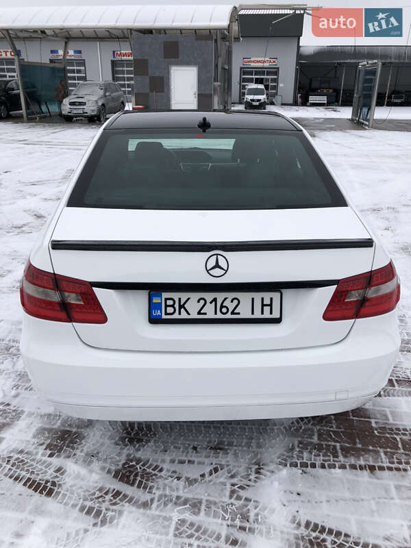 Седан Mercedes-Benz E-Class 2011 в Сарнах