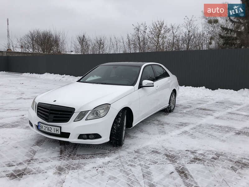 Седан Mercedes-Benz E-Class 2011 в Сарнах