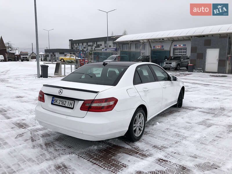 Седан Mercedes-Benz E-Class 2011 в Сарнах