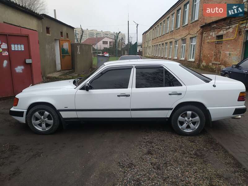 Седан Mercedes-Benz E-Class 1986 в Раздельной