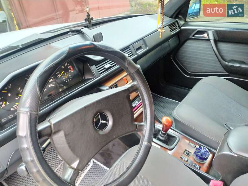 Седан Mercedes-Benz E-Class 1986 в Раздельной
