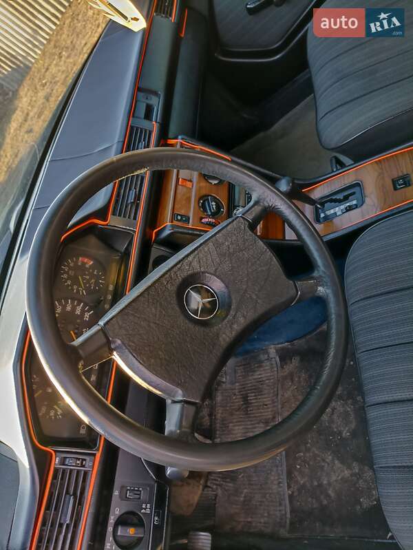 Седан Mercedes-Benz E-Class 1985 в Одесі