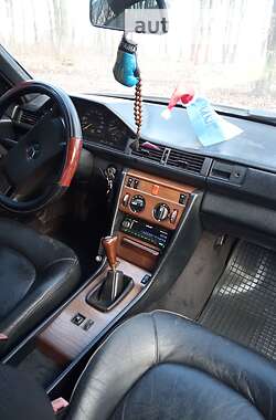 Седан Mercedes-Benz E-Class 1987 в 
