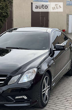 Купе Mercedes-Benz E-Class 2010 в 