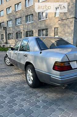 Седан Mercedes-Benz E-Class 1994 в Львове