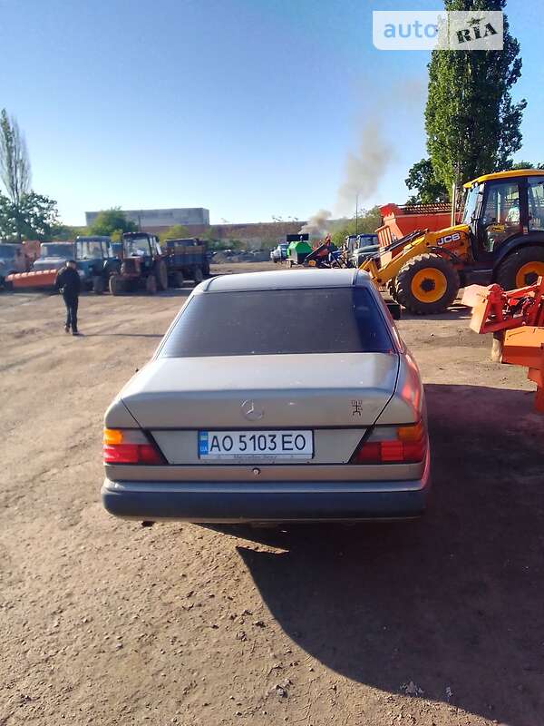 Седан Mercedes-Benz E-Class 1987 в Ужгороде