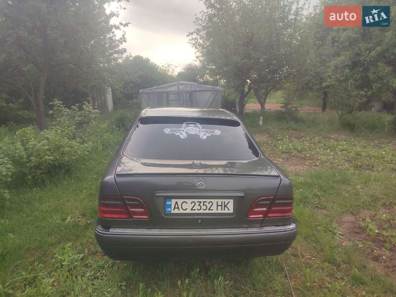 Седан Mercedes-Benz E-Class 1995 в Владимире