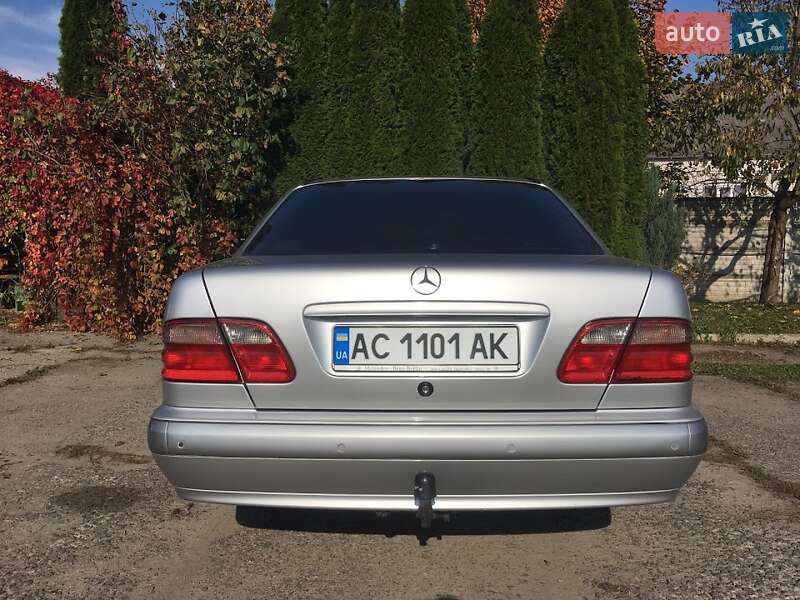 Седан Mercedes-Benz E-Class 2000 в Владимире