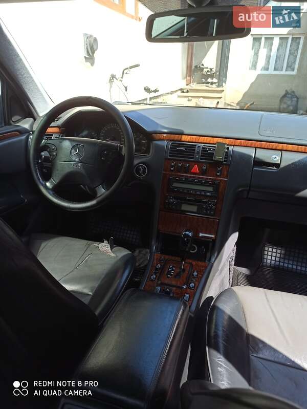 Седан Mercedes-Benz E-Class 2000 в Вижниці