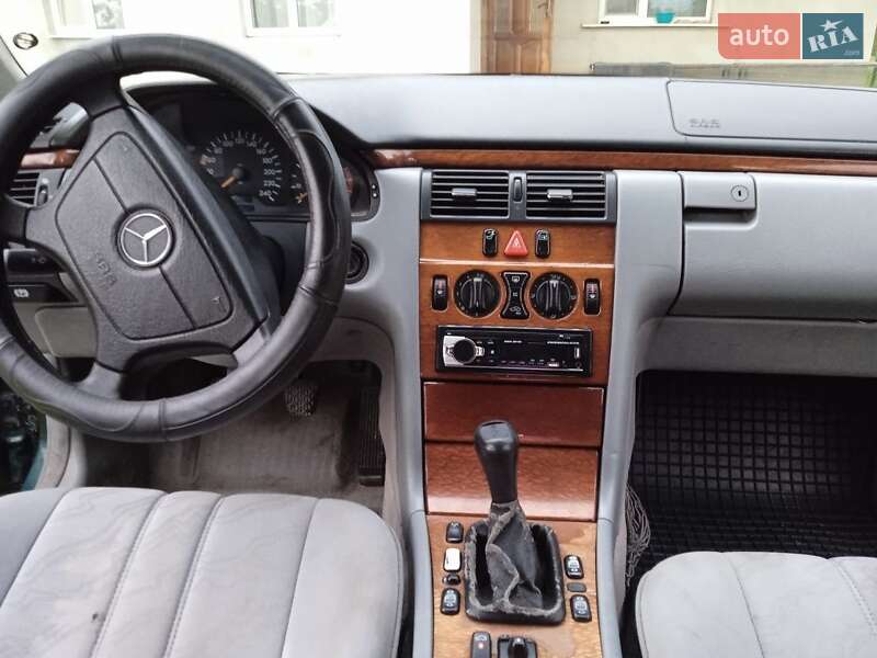 Седан Mercedes-Benz E-Class 1998 в Чорткові