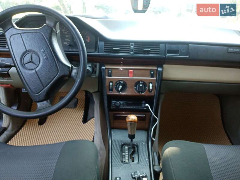 Седан Mercedes-Benz E-Class 1986 в Самборі