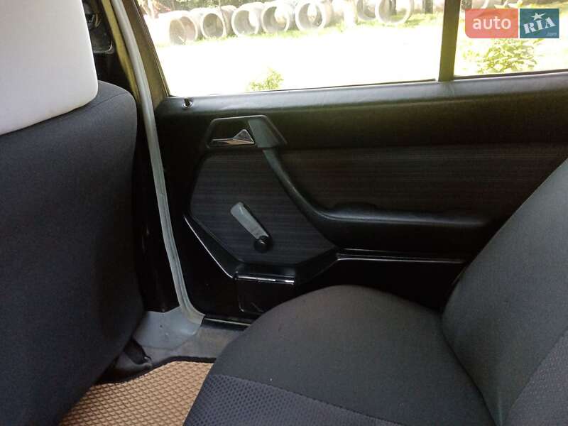 Седан Mercedes-Benz E-Class 1986 в Самборі