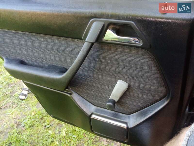 Седан Mercedes-Benz E-Class 1986 в Самборі