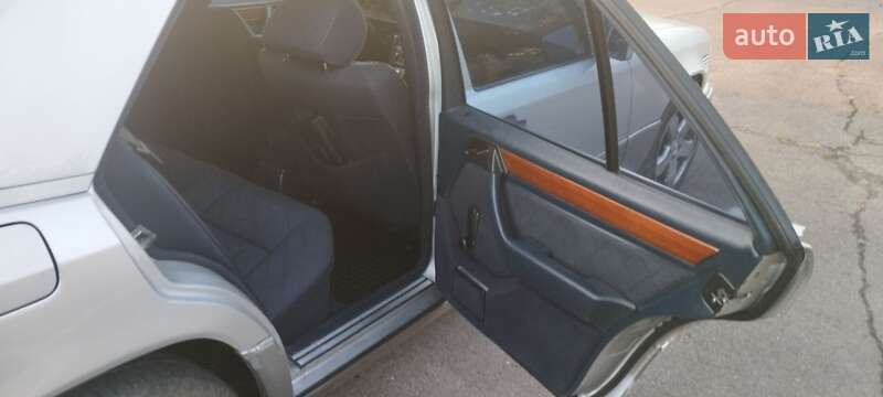 Седан Mercedes-Benz E-Class 1994 в Львові