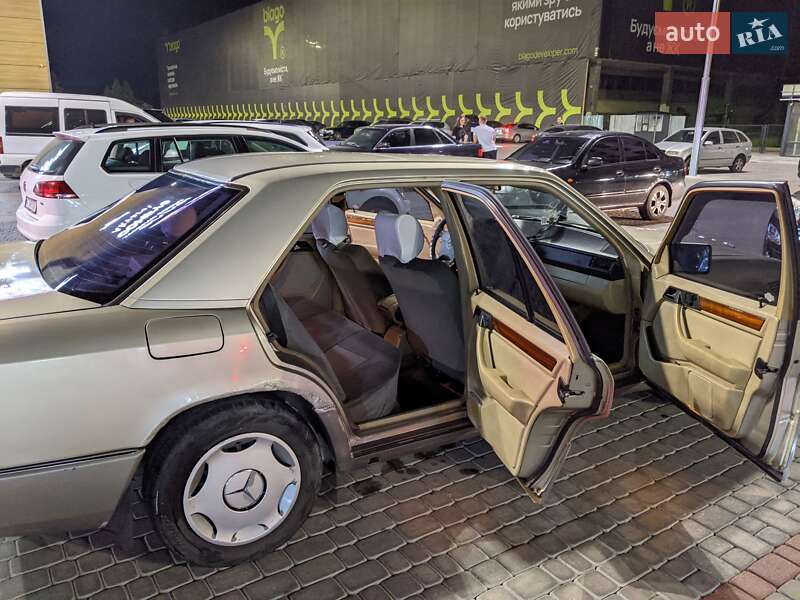 Седан Mercedes-Benz E-Class 1993 в Івано-Франківську