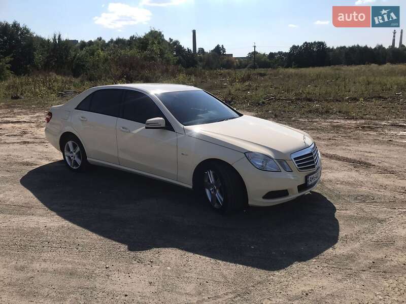 Седан Mercedes-Benz E-Class 2012 в Пулинах