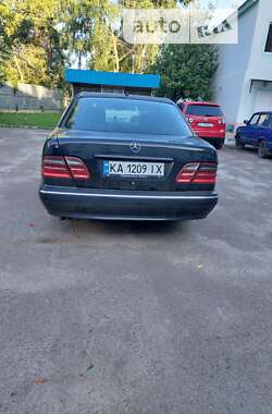 Седан Mercedes-Benz E-Class 2001 в Киеве