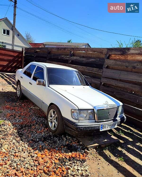 Седан Mercedes-Benz E-Class 1990 в Полтаві