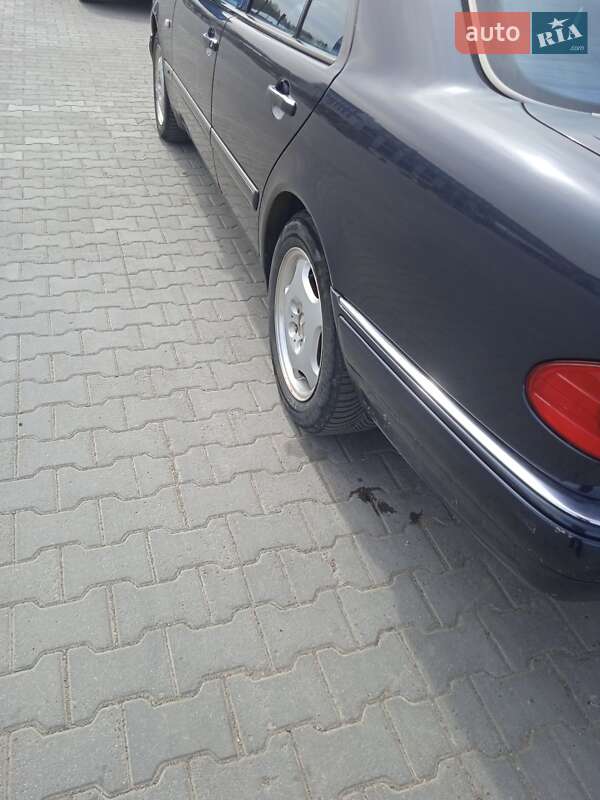 Седан Mercedes-Benz E-Class 1997 в Чернівцях