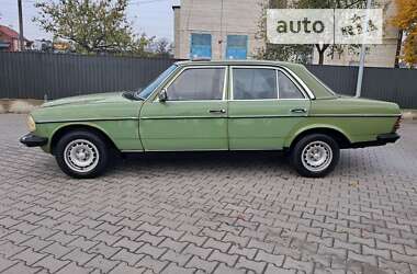 Седан Mercedes-Benz E-Class 1980 в 