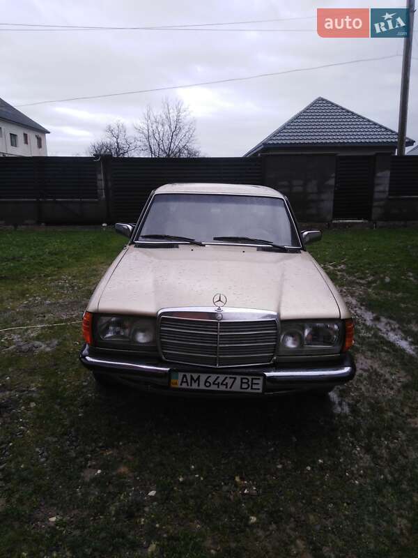 Седан Mercedes-Benz E-Class 1983 в Иршаве