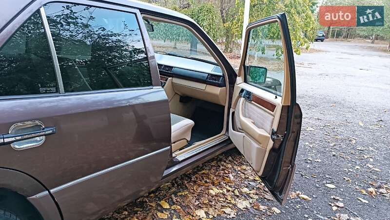 Седан Mercedes-Benz E-Class 1992 в Одессе