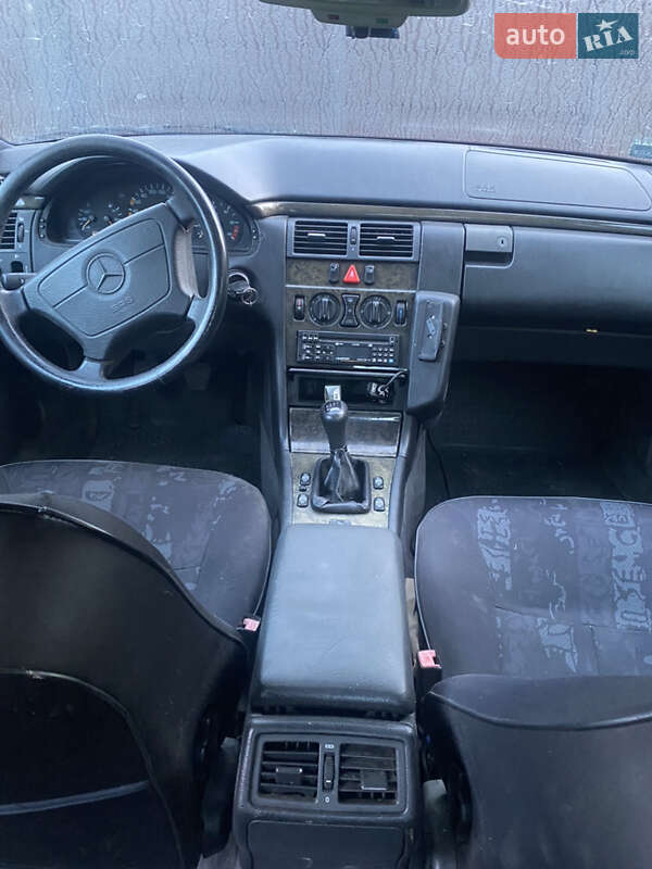 Седан Mercedes-Benz E-Class 1996 в Рокитному