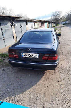 Седан Mercedes-Benz E-Class 2000 в Бершаді