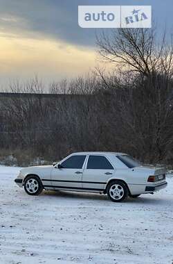 Седан Mercedes-Benz E-Class 1988 в Немирові