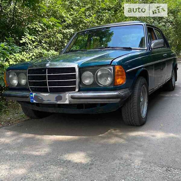 Седан Mercedes-Benz E-Class 1980 в 