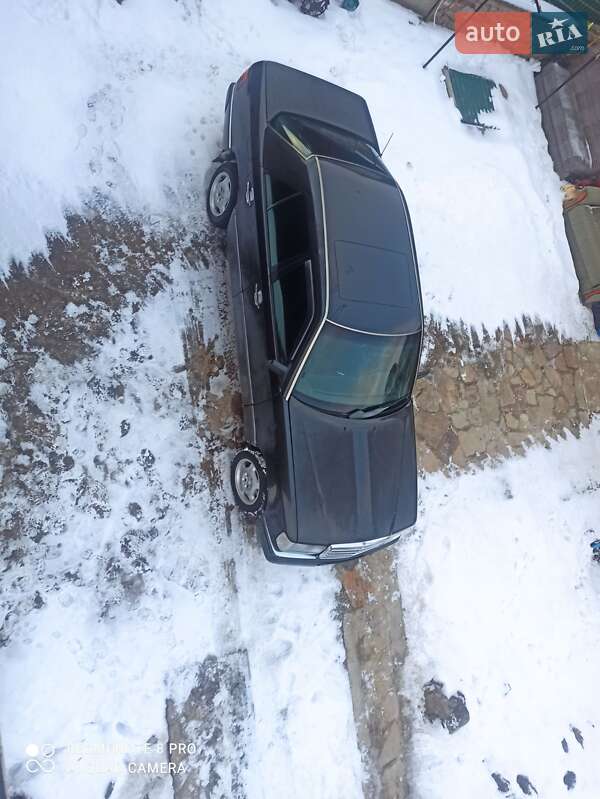Седан Mercedes-Benz E-Class 1991 в Бучаче