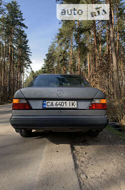 Седан Mercedes-Benz E-Class 1990 в 