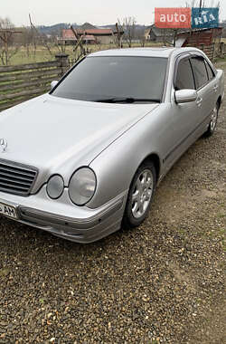 Седан Mercedes-Benz E-Class 2001 в Черновцах