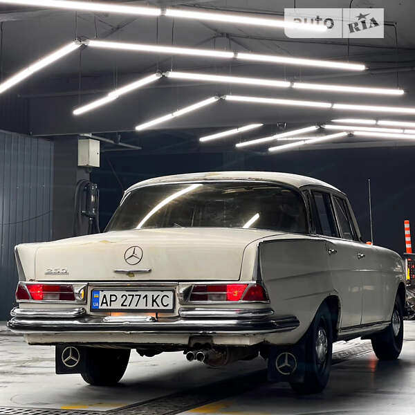 Седан Mercedes-Benz E-Class 1970 в Дніпрі