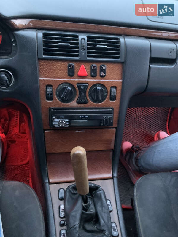 Седан Mercedes-Benz E-Class 1997 в Новоселице