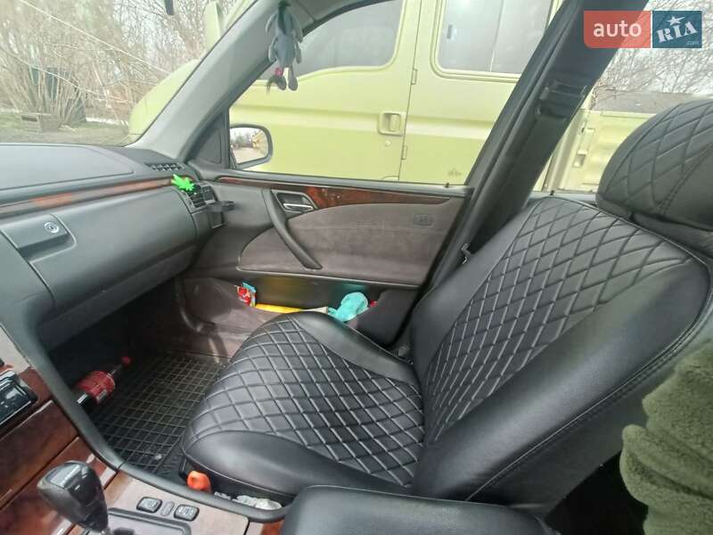Седан Mercedes-Benz E-Class 2001 в Кривом Роге