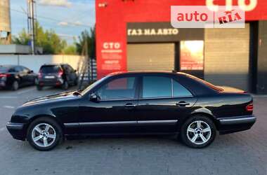 Седан Mercedes-Benz E-Class 2002 в Вараше