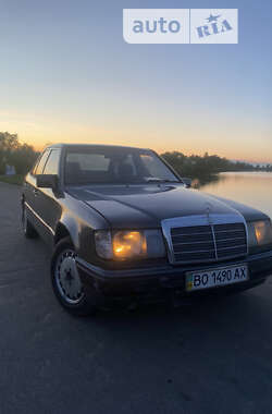 Седан Mercedes-Benz E-Class 1989 в Зборові