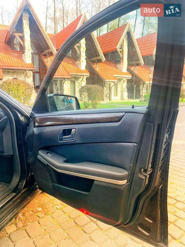 Седан Mercedes-Benz E-Class 2011 в Львове