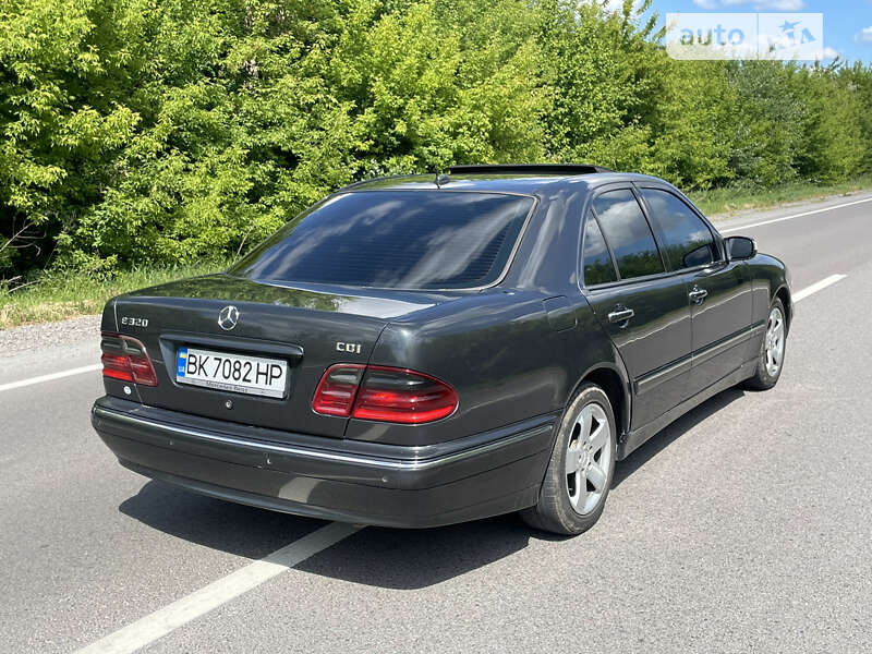 Седан Mercedes-Benz E-Class 1999 в Корце