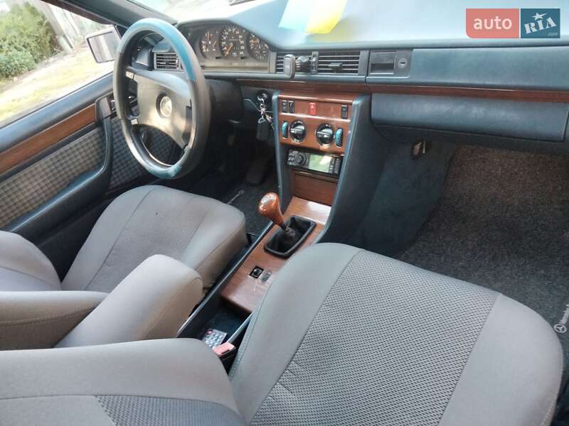 Седан Mercedes-Benz E-Class 1990 в Броварах
