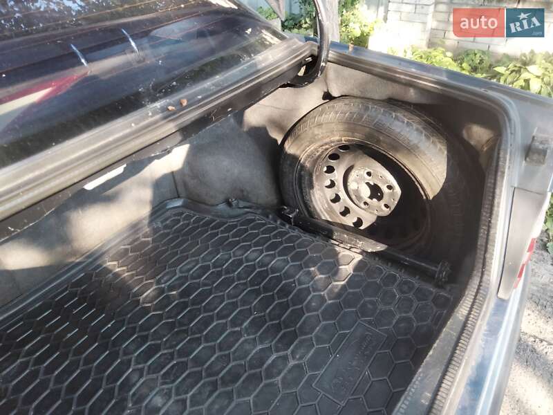 Седан Mercedes-Benz E-Class 1990 в Броварах