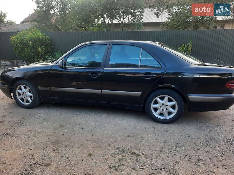 Седан Mercedes-Benz E-Class 2002 в Иршаве
